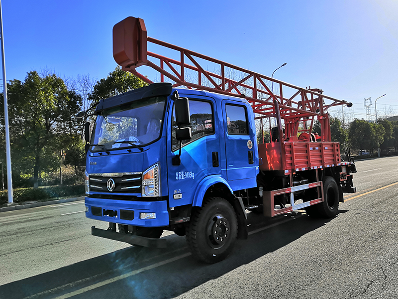 東風(fēng)華神雙排5型汽車(chē)鉆機(jī)