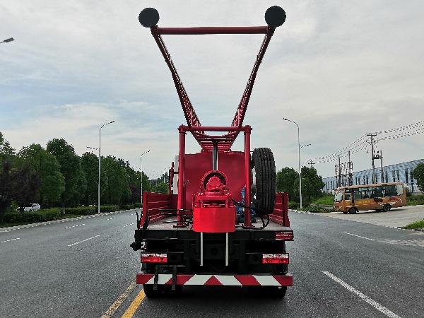 東風(fēng)多利卡6缸汽車鉆機