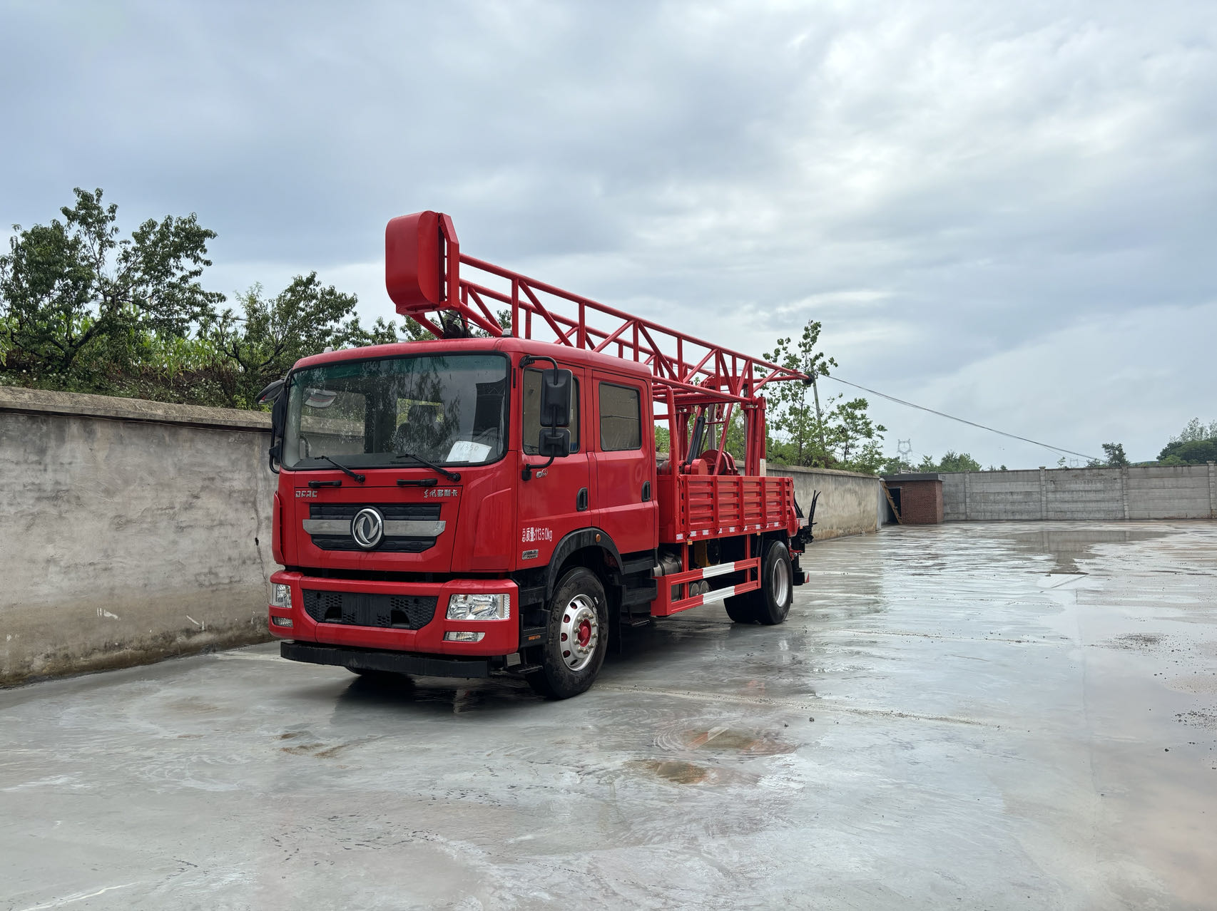 東風(fēng)多利卡雙排5型汽車鉆機(jī)